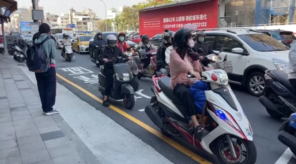 發生鞭炮攻擊的地點位於公車站牌旁，除了遭受騷擾的四面佛佛具店外，還有其他商家。（圖／翻攝畫面）