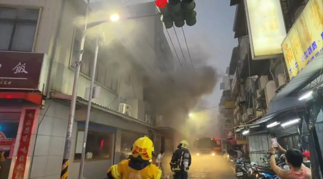 嘉義市光華路阿宏師火雞肉飯發生火警。(圖/翻攝畫面)