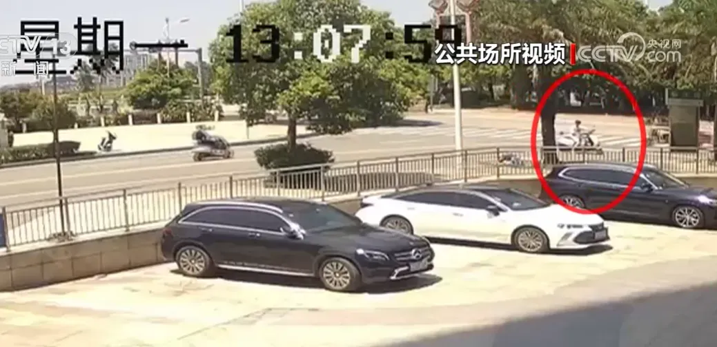 孟欣軒（紅圈處）騎車經河東大道附近時，看到老人摔倒在地便停車查看。（圖／翻攝《央視》）