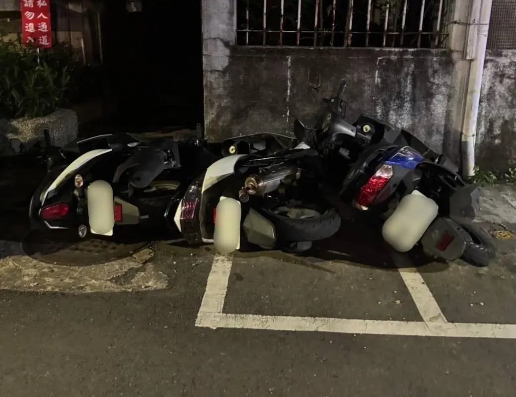 周男僅因求職不順就推倒路旁機車遭警方逮捕。（圖／翻攝畫面）