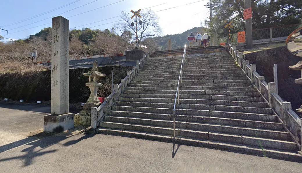 吳女在日本佐賀縣有田町陶山神社內的鐵道平交道，遭列車撞擊不治身亡。（示意圖／翻攝自Google Maps）