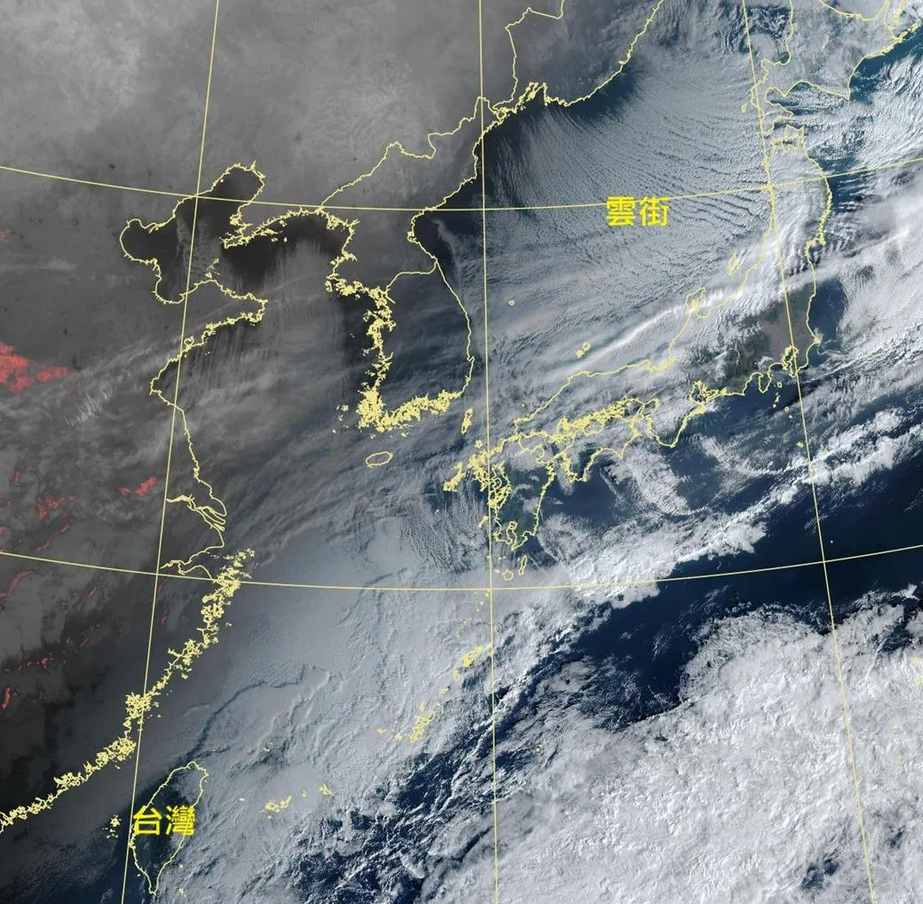 冬季衛星雲圖常見的「雲街」現象。（圖／翻攝自鄭明典臉書）