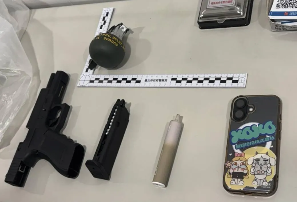 警方查扣槍枝與手榴彈等證物。（圖／翻攝畫面）