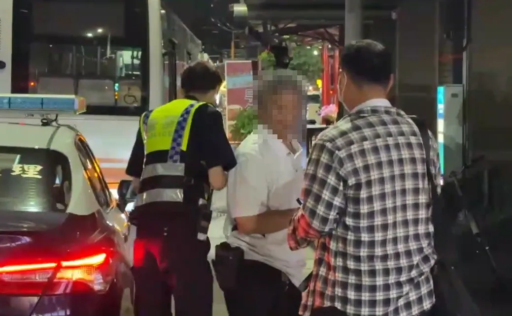 肇事客運駕駛在現場神情錯愕，確切肇因仍待警方釐清。（圖／中天新聞）