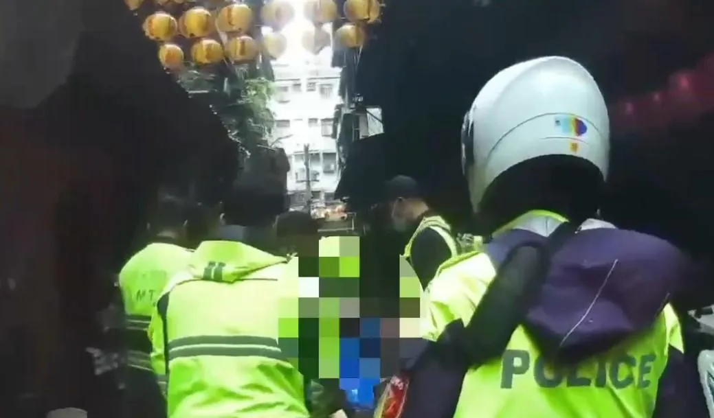 經醫護人員到場進行初步處置後，將陳姓男子送醫。（圖／警方提供）