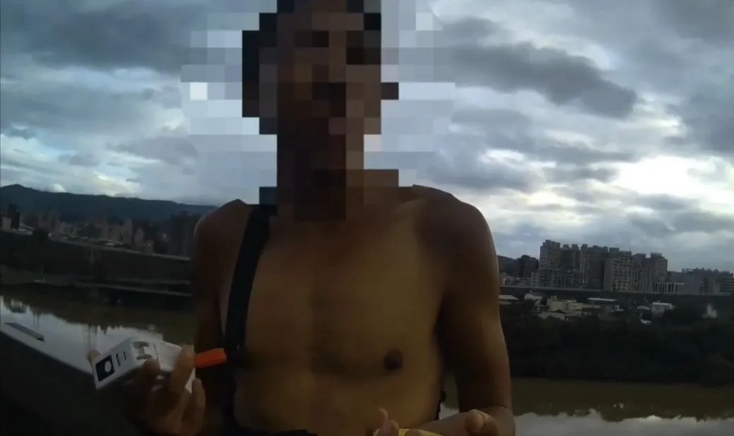 男子半裸上身走上環東高架。（圖／翻攝畫面）