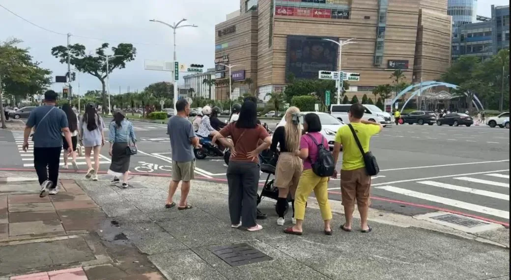 高雄市政府宣布今（7）日停班停課，但各大百貨公司仍維持正常營業，意外吸引大量民眾前往消費，美食街更是一位難求。（圖／翻攝畫面）