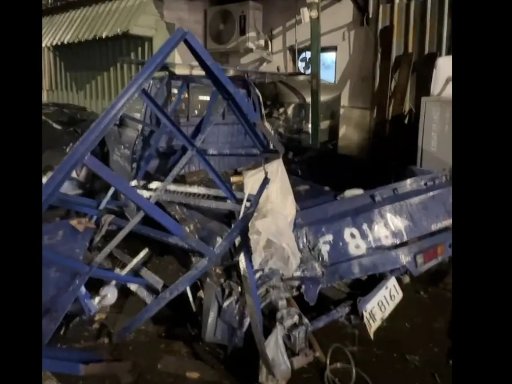 路邊小發財車遭撞爛。（圖／網友harry83714提供）