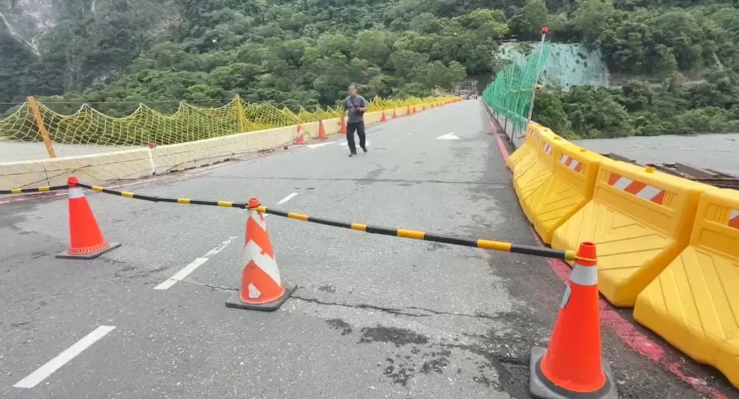 錦文橋已擺放三角錐封鎖道路。（圖／中天新聞）