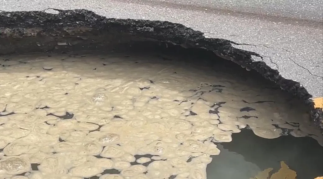 高雄今天又傳出路面塌陷。（圖／翻攝畫面）