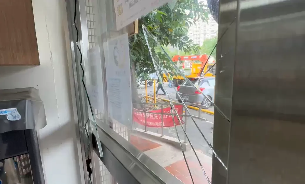 公車司機下車衝派出所報案時，緊張到不慎撞破派出所玻璃門。（圖／中天新聞）