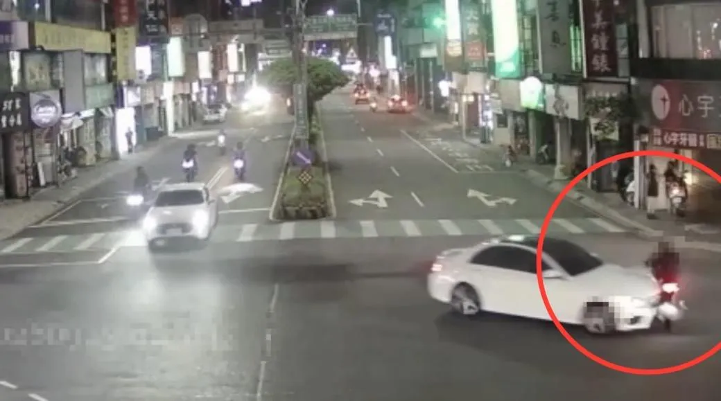 機車在路口被賓士車撞飛。（圖／翻攝畫面）