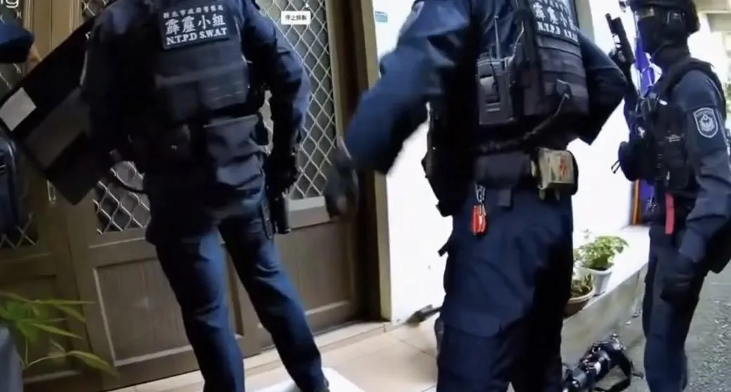 警方出動霹靂小組攻堅逮捕嫌犯。（圖／翻攝畫面）