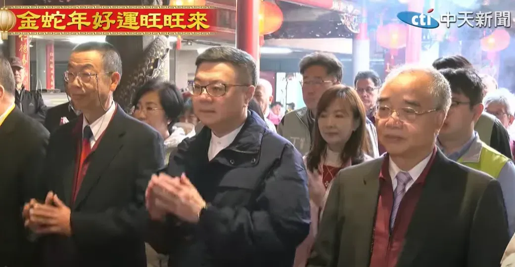 卓榮泰到桃園的廟宇參拜。(圖/中天新聞)
