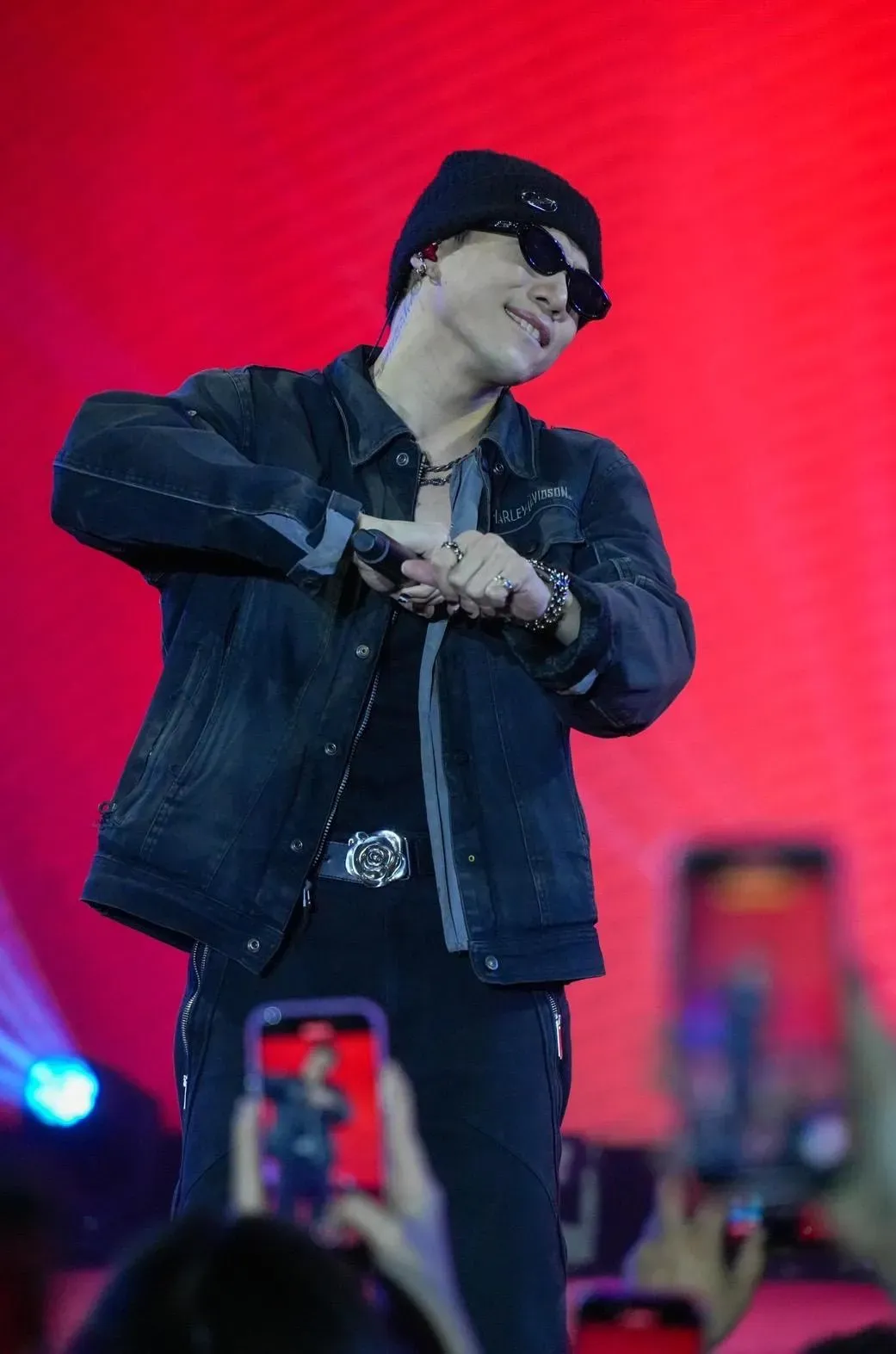 
        金曲創作歌手ØZI登場為旺旺集團新春團拜聯歡會獻唱。（圖／中國時報羅永銘攝）
    