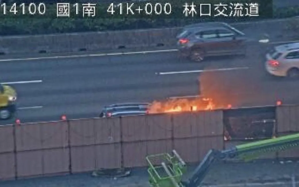 國道1號林口段發生火燒車意外。（圖／翻攝自國道公路即時網）