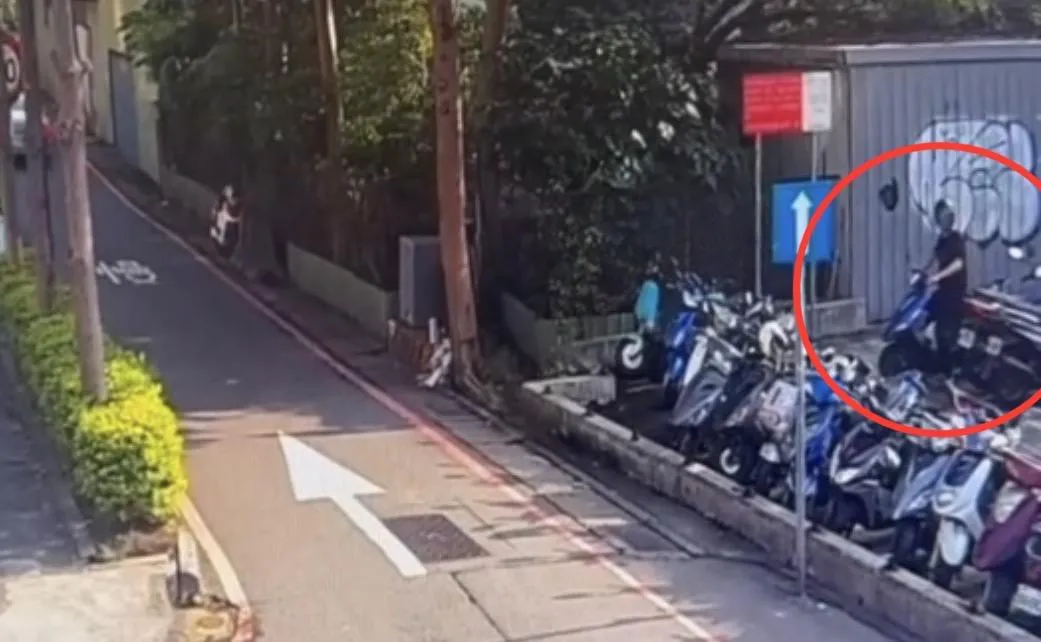 監視器拍下竊嫌騎走機車畫面。(圖/翻攝畫面)