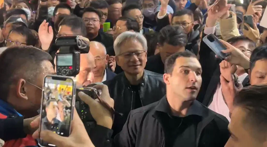 黃仁勳造訪逢甲夜市。（圖／中天新聞）