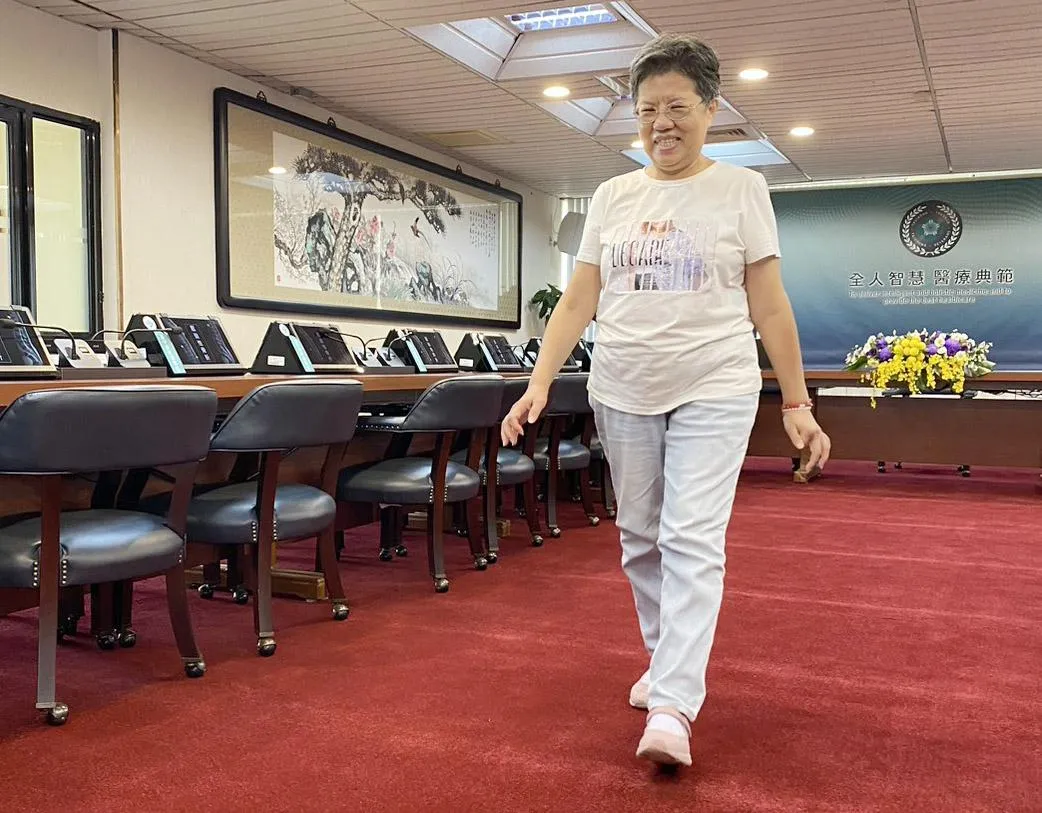 過去疼痛到無法行走的宋女士,經治療後已不再疼痛,生活如常。(圖/臺中榮總)