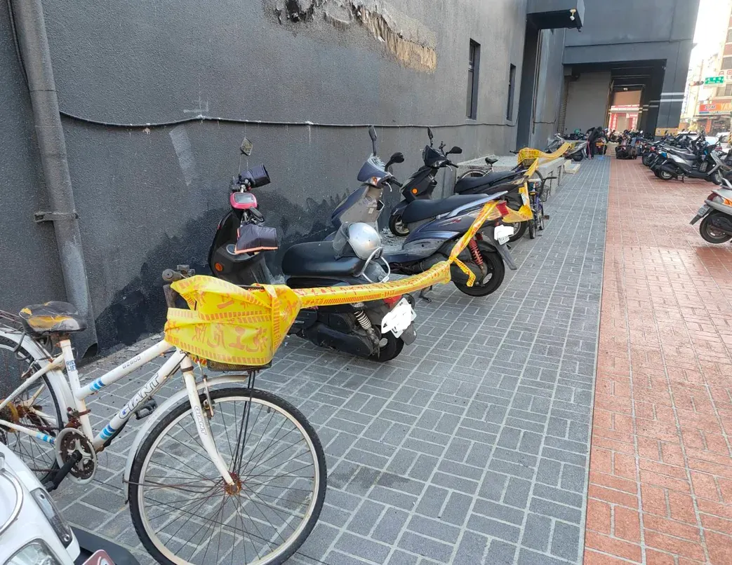 嘉義市政府今日表示，都發處上午已派員至金財神大樓勘查，發現是西榮街側外牆的牆面塗料剝落，並非外牆龜裂，目前現場先拉封鎖線。（圖／中天新聞）