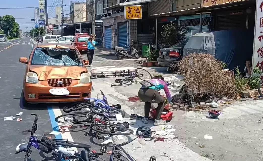 康橋國際學校秀岡校區的學生舉行「單車環島成年禮」行經彰化時，遭逆向行駛的轎車衝撞。（ 圖/中天新聞）