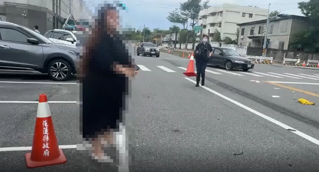 吳女疑似受到驚嚇，不慎誤踩油門，導致撞擊後車輛還向前滑行超過50公尺。（圖／中天新聞）