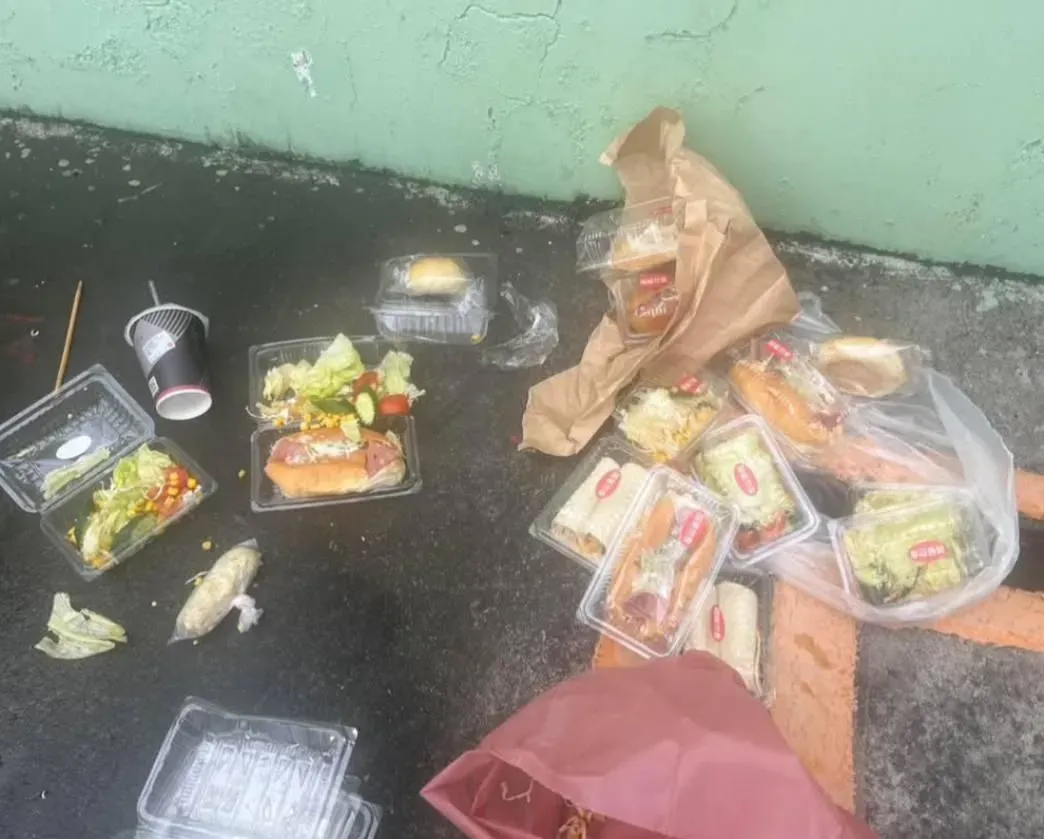 馬路邊發現10多個遭亂丟的盒裝沙拉、麵包、飲料杯、塑膠盒。（圖／翻攝自臉書／匿名2公社）