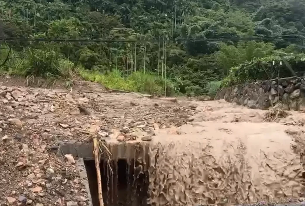 西南氣流影響，易有短延時強降雨，南投信義鄉多地傳災情。（圖／翻攝畫面）
