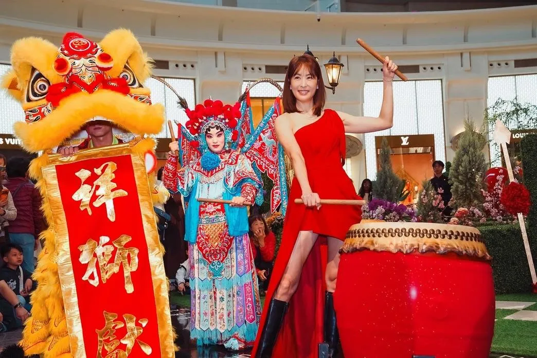 賈永婕17日身穿紅色單肩禮服,在台北101準備了擊鼓賀歲表演。(圖/翻攝自賈永婕臉書)