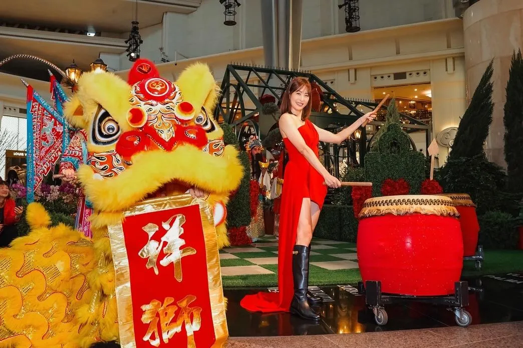 賈永婕辣曬香肩與美腿。(圖/翻攝自賈永婕臉書)