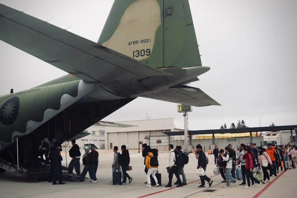空軍第6聯隊派遣C-130H運輸機疏運澎湖旅客。(圖/截自空軍臉書)