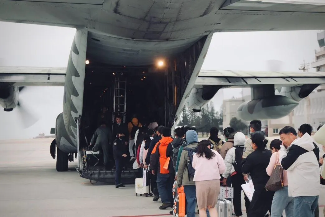 空軍C-130H運輸機在馬公機場疏運民眾。(圖/截自空軍臉書)