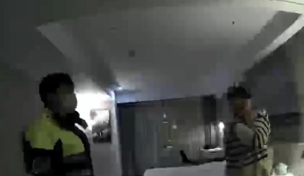 女子遭詐騙將自己關在旅館警方及時阻止。（圖／翻攝畫面）