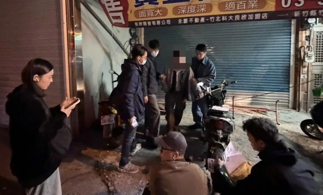 陳姓老翁拄著拐杖想跑遭警方包圍逮捕。(圖/翻攝畫面)