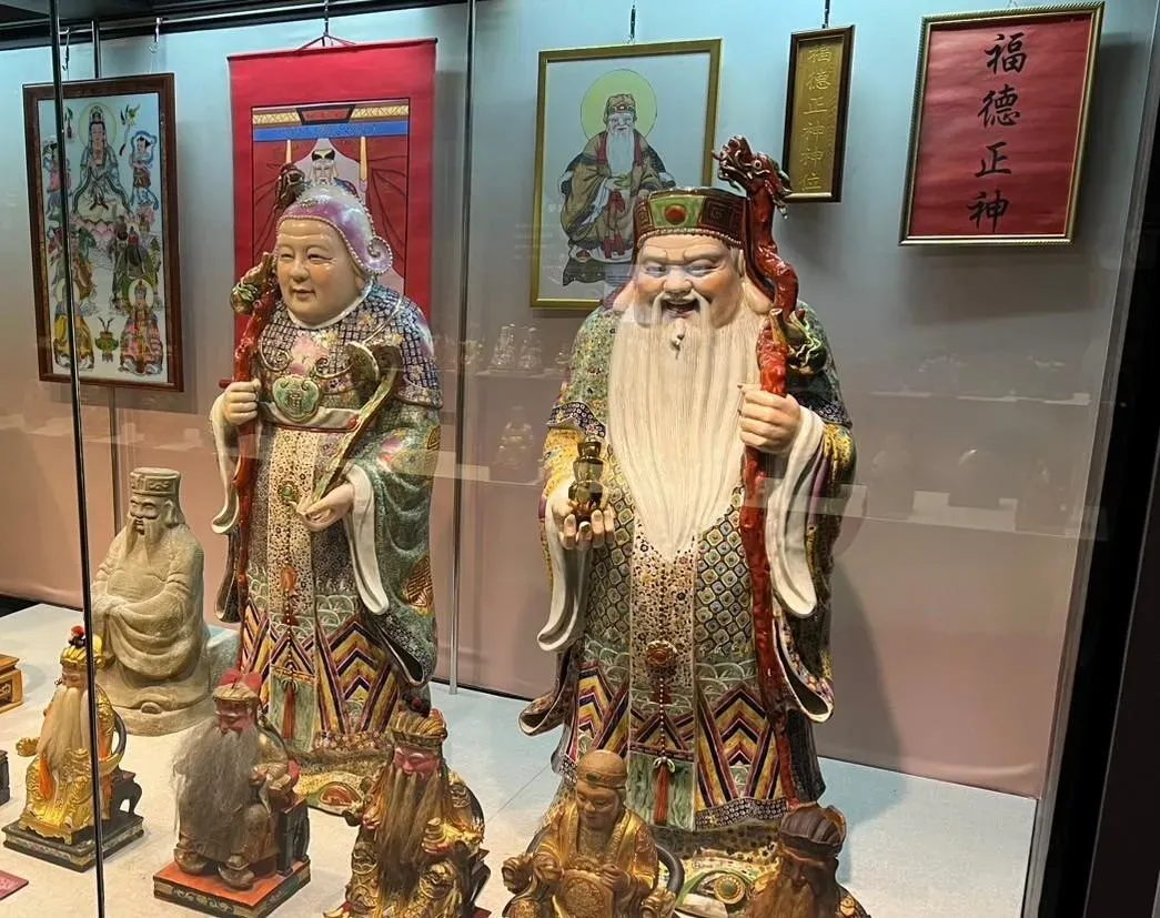 桃園土地公文化館藏大陸塑造200年之久的大尊土地公、土地婆神像。(圖／中天倪鴻祥攝)
