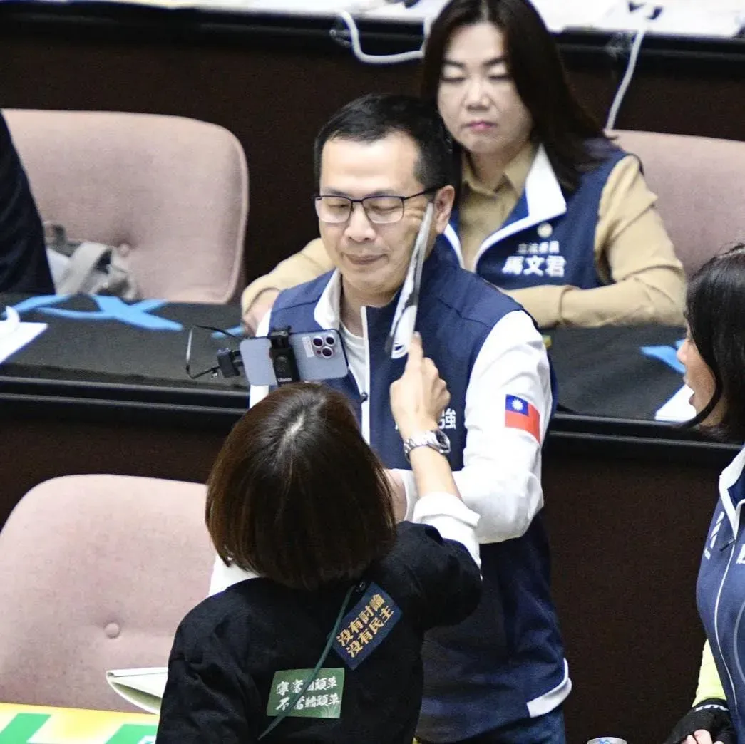 邱議瑩因用紙搧羅智強巴掌遭起訴在臉書發文道歉（攝自羅智強臉書）