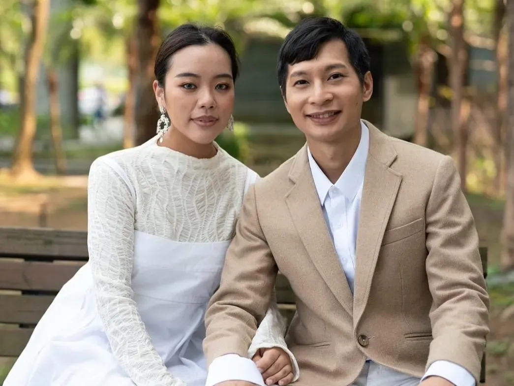 逸祥與交往5年的女友娃娃（紫布爾正若）登記結婚。（圖／翻攝自逸祥 臉書）