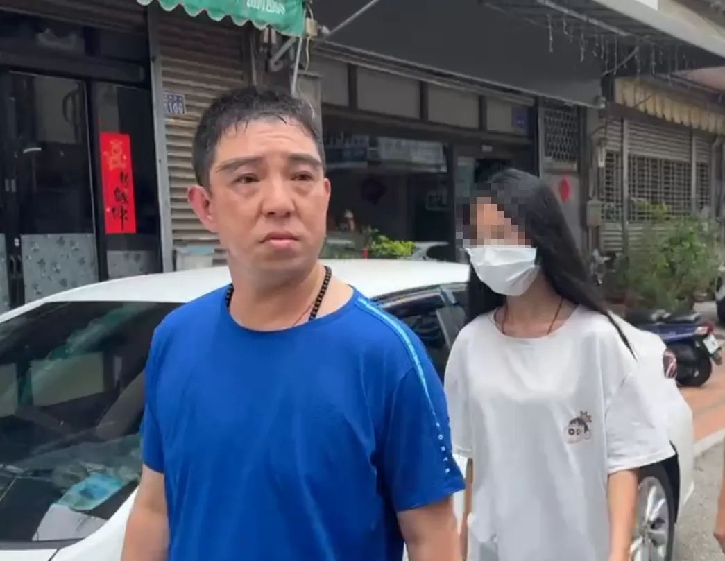 台中市2名女大生受困柬埔寨獲救,沙鹿區美仁里長陳建良(左)8日與當事人出面受訪。(圖/中天新聞)