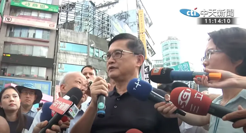 童子賢聽到李正皓名字時詢問「他以前不是國民黨發言人嗎」。(圖/中天新聞)