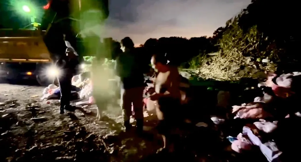 清潔隊在垃圾堆翻找一小時成功找回遺失物。（圖／溪湖鎮清潔隊提供）