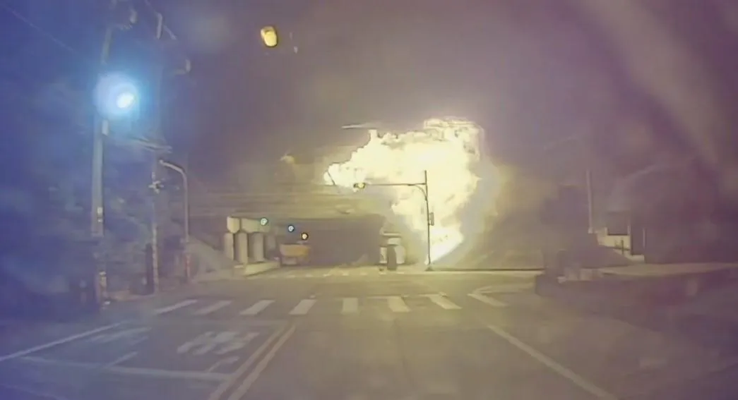 1輛北上聯結車疑似駕駛恍神,猛力撞上外側護欄與隔音牆,造成油箱噴飛掉落高架橋下並瞬間爆炸起火,濃煙沖天,現場火勢猛烈。(圖/翻攝畫面)