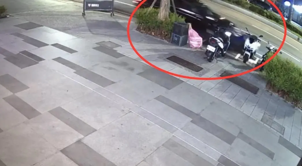 男子毒駕衝撞路邊28部汽機車。（圖／翻攝畫面）