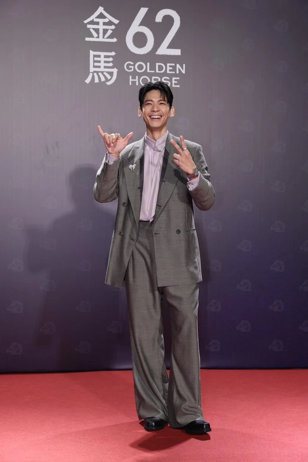 林柏宏一身灰色西裝搭配紫色襯衫登場。（圖／中國時報 陳俊吉、杜宜諳、郭吉銓攝）