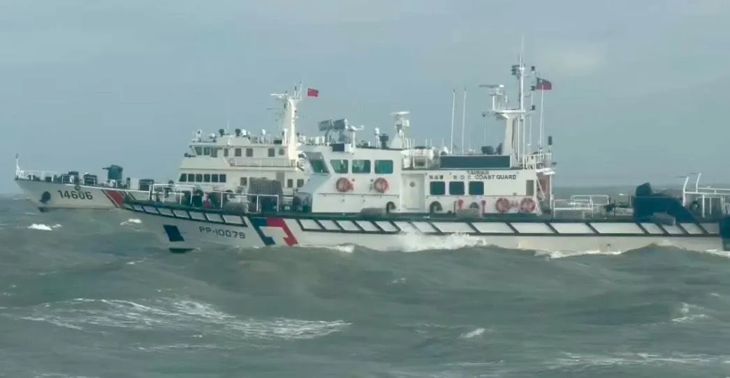 100噸海巡艇在金門驅離大陸14606號海警船。(圖/海巡署)