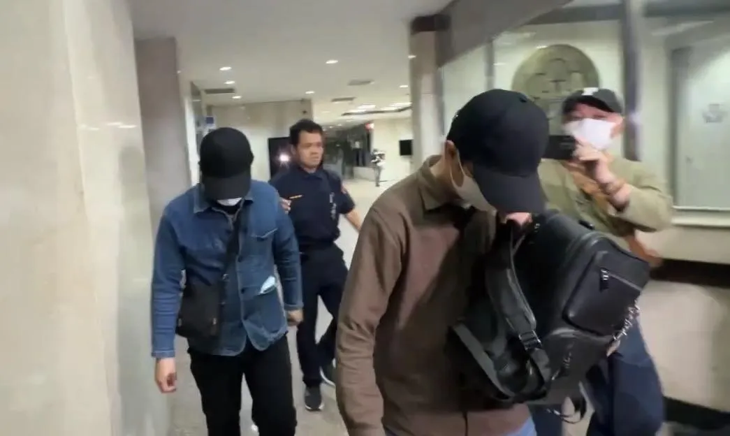 2人交保掩面走出北檢。(圖/翻攝畫面)