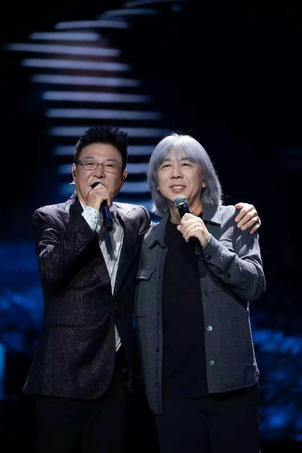 李壽全(右)擔任姜育恆此次演唱會的音樂總監。(圖/文星文化提供)