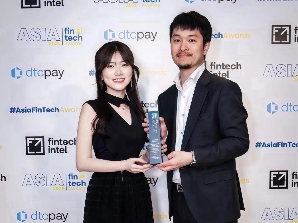 HOYA BIT 營運副總張哲豪（右）、市場經理劉香君（左）代表出席 Asia FinTech Awards 2026 頒獎典禮，領取 Best ESG Campaign 大獎，成為該獎項歷屆首家獲獎的台灣加密貨幣交易所。（圖／HOYA BIT 提供）
