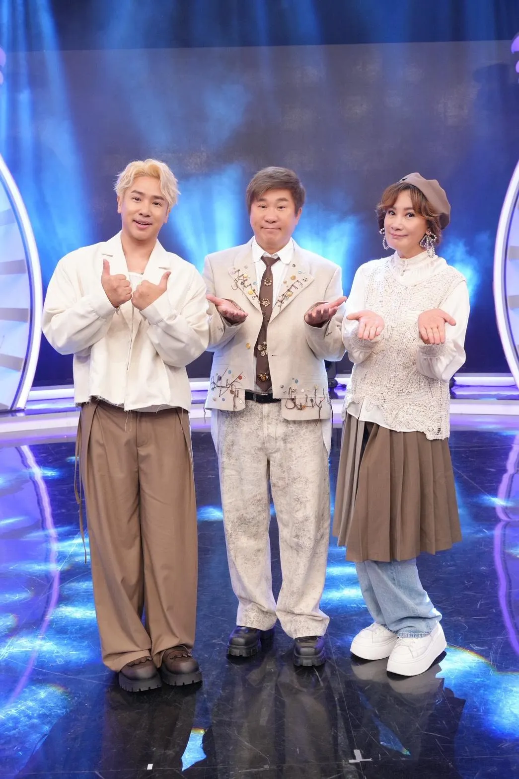 由歐漢聲(左起)、胡瓜、陳亞蘭一同主持《週末最強大》。(圖/華視提供)