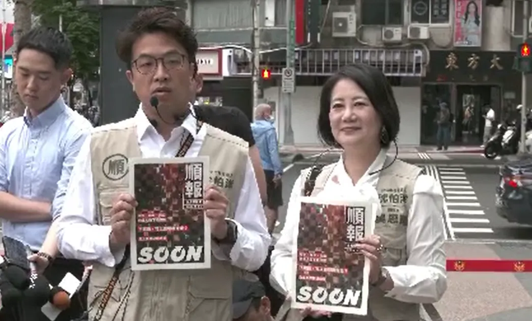 沈伯洋與競辦總幹事吳思瑤6日在忠孝復興捷運站發送《順報》。（圖／中天新聞）