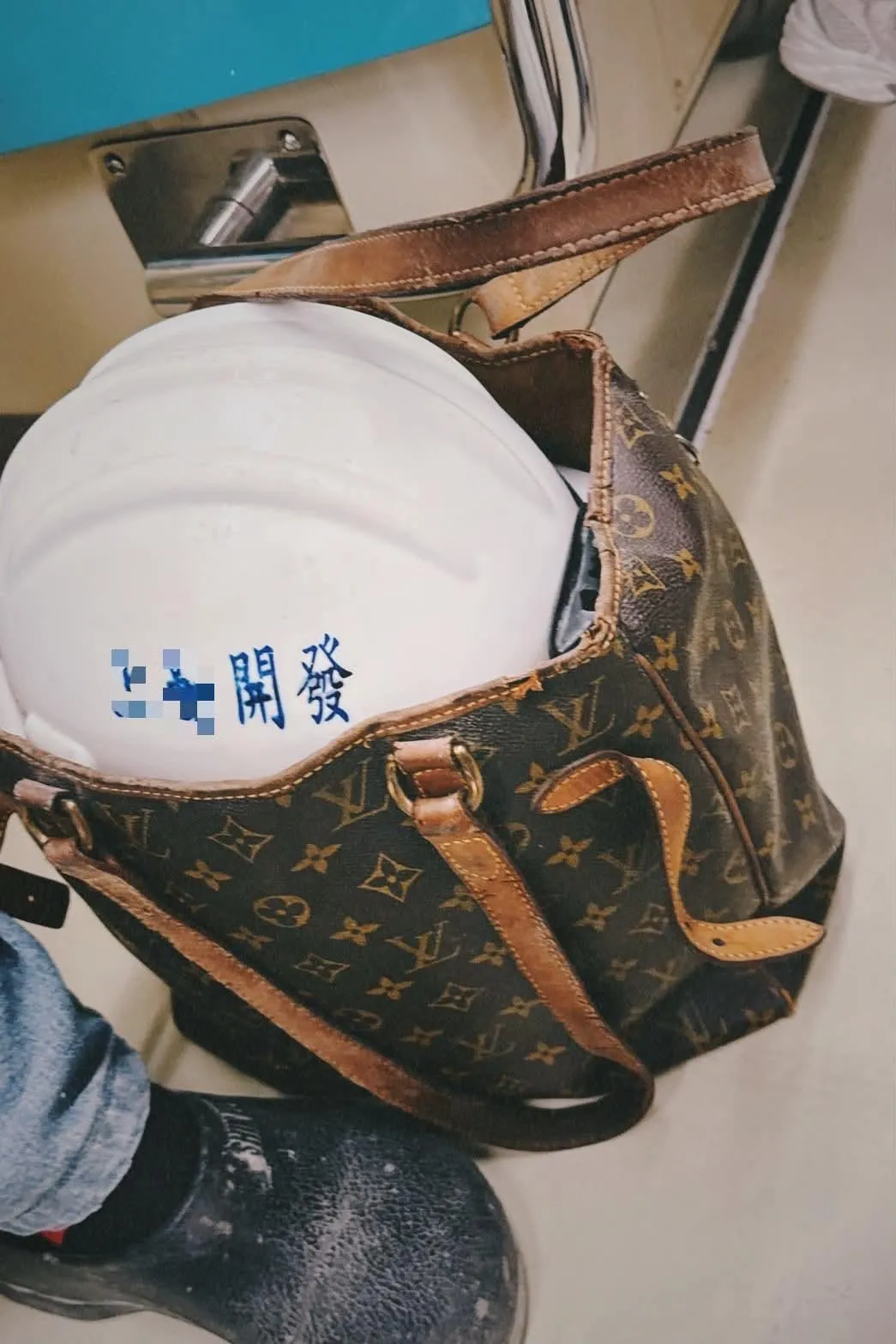 原PO在捷運主動攀談，工人大哥大方分享正品包的實用心得。（圖／Threads@yyydessert授權使用）